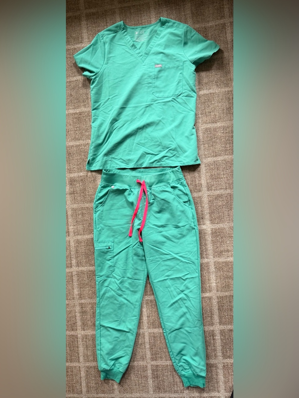 FIGS Surgical Green Scrub Set - Catarina V-Neck & Zamora Joggers